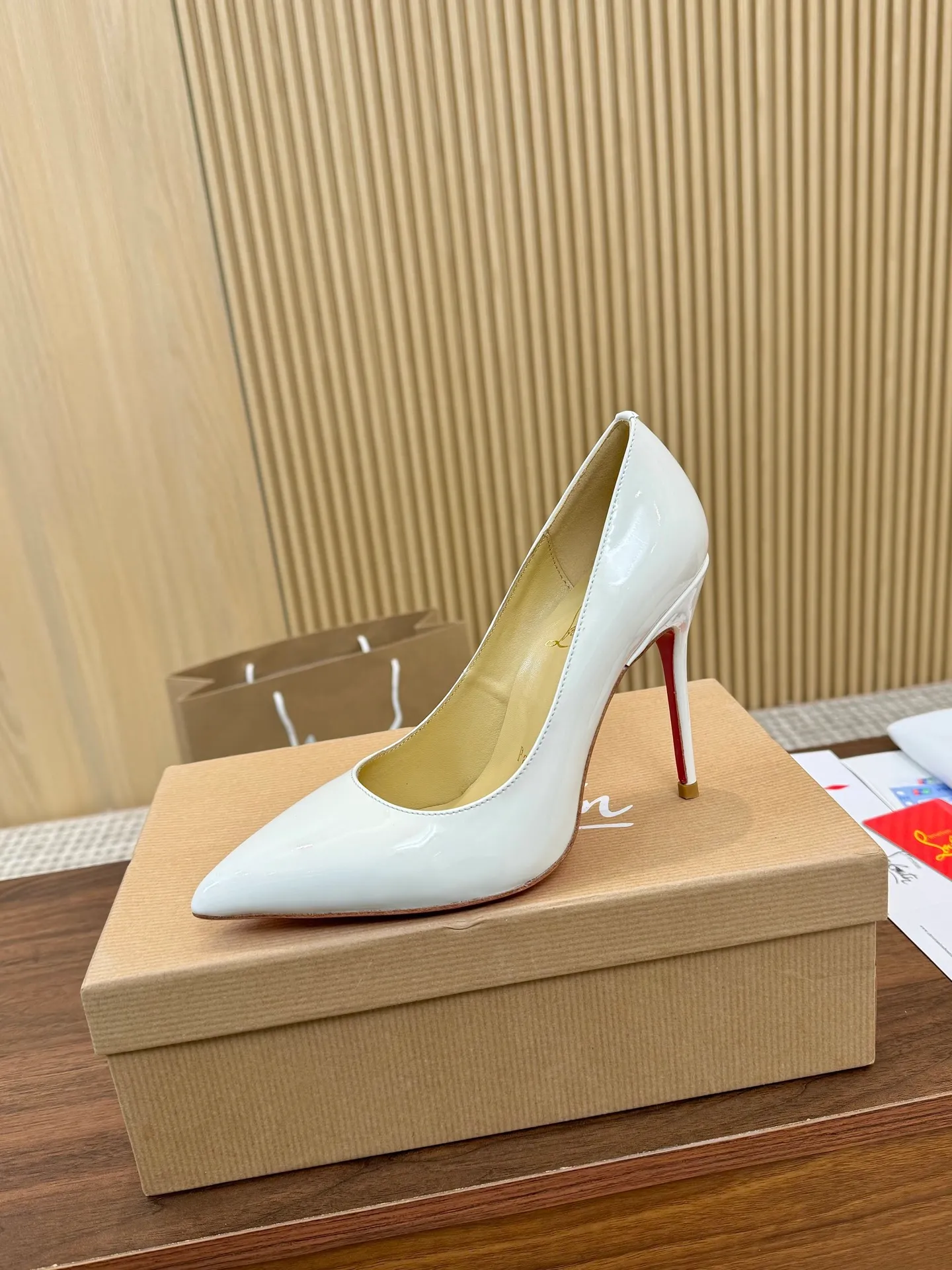 👟👟Ex-factory price 440👟👟 Genuine leather sole +40 Year-round shipment💝Christian Louboutin CL👠 Classic "💎Cow Patent Leather💎 Series" noble and luxurious, real blingbling👟👟 Real materials, all customized by the pattern maker, and the materials are made of original customized materials to achieve the taste of the original 6 color options💍 Upper: Imported 👉cow patent leather💪 Lining: Sheepskin foot pad/lining Size: 34-40.41.42 Heel height: 10.5cm and 8.5cm two options Leather sole Rubber sole